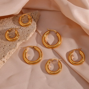 Tre paia di orecchini a cerchio spessi placcati oro 18K lucidi su elegante seta rosa