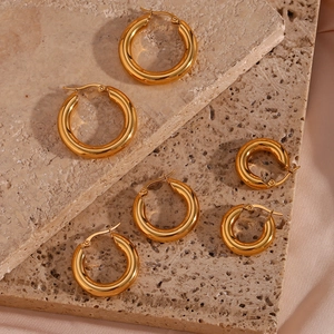 Tre paia di orecchini a cerchio spessi placcati oro 18K in varie dimensioni su pietra