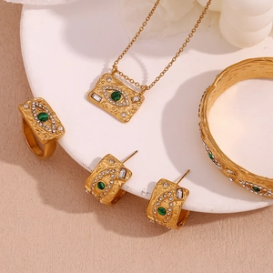 Set dettagliato di gioielli occhio in malachite dorata con collana, bracciale e anello