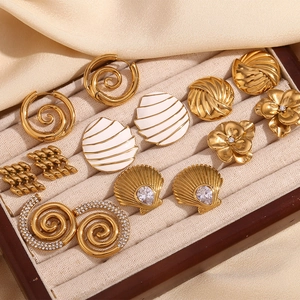 Collection de boucles d'oreilles en acier doré 18 carats avec motifs coquillage