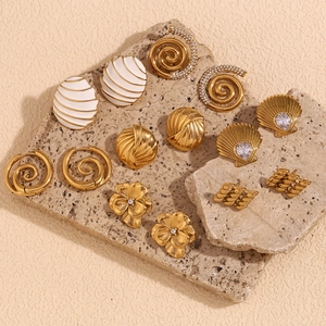 Boucles d'oreilles chic en acier plaqué or 18K avec motifs coquillage et fleurs