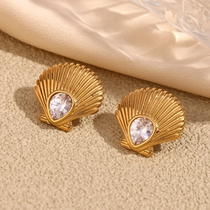 Gros plan détaillé de boucles d'oreilles coquillage en or 18 carats avec zircon étincelant