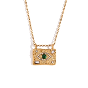 Collana dorata con ciondolo occhio in malachite, zirconi e finitura martellata
