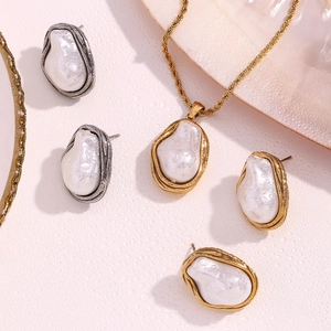 Detail of baroque pearl jewelry set with 18K gold-plated irregular pearl necklace and earrings