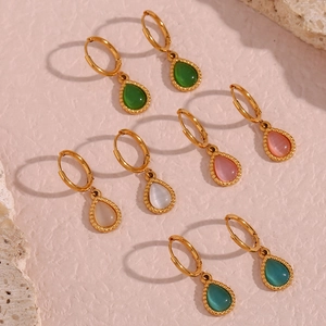 Vista de detalle de pendientes de gota con piedra ojo de gato en cuatro colores