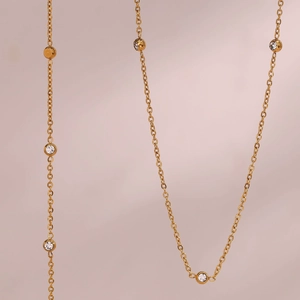 Detail van de vergulde ketting met zetting van ronde witte zirkonia-stenen