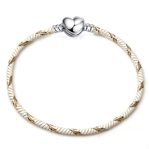 Bracciale intrecciato crema e oro con chiusura in metallo lucido a forma di cuore
