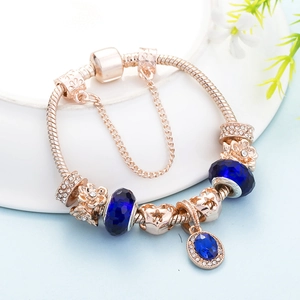 Bracciale a serpente oro rosa con perle di vetro blu e ciondolo in zaffiro