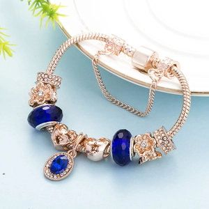 Bracciale a serpente in oro rosa con perline di cristallo blu e ciondoli a forma di cuore