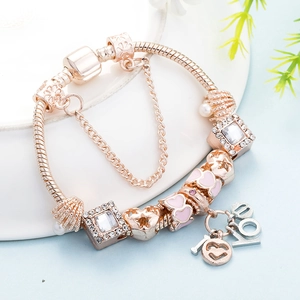 Bracelet à charms en or rose avec pendentifs I Love You et perles en émail rose sur chaîne