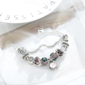 Bracciale a catena serpente in argento con ciondolo tazza da tè smaltato rosa e charms