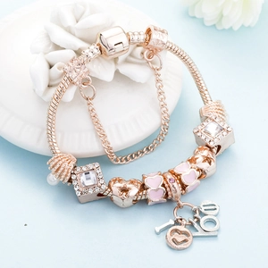 Bracelet à charms en or rose avec pendentif I LOVE YOU et perles de cœur roses sur bleu
