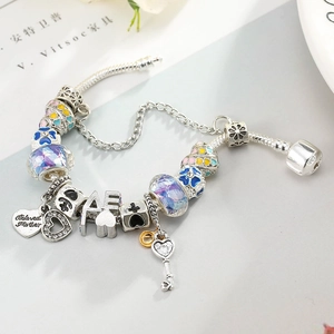 Bracelet chaîne serpent argentée avec pendentifs cœur et perles émaillées colorées