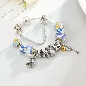 Bracelet chaîne serpent en argent avec perles en verre violettes et charms de cœur