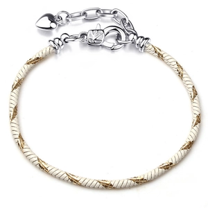 Bracciale intrecciato beige regolabile con chiusura a moschettone argento e ciondolo a cuore