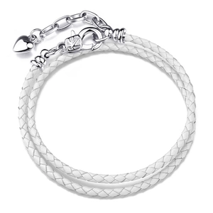 Witte dubbellaagse gevlochten leren armband met zilveren karabijnsluiting en hartje