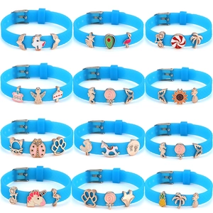 Set mit verstellbaren 10mm Silikonarmbändern in Blau und verschiedenen Emaille-Anhängern