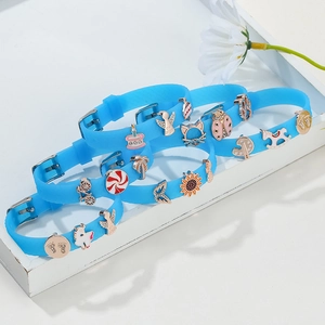 Blaues Silikon-Charm-Armband mit verstellbarer Metallschnalle und Emaille-Anhängern