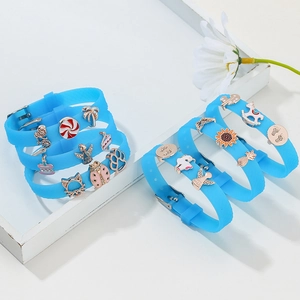 Verstellbares himmelblaues Silikonarmband mit bunten Emaille-Anhängern wie Palmen und Eulen