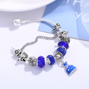 Bracelet à breloques bleu et argent avec pendentif robe de princesse et perles cristal