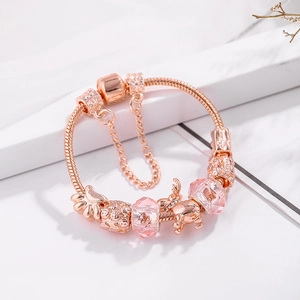Bracelet maille serpent rose doré avec perles roses et pendentif de renne