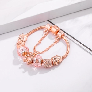 Élégant bracelet à perles en or rose avec perles en verre rose et pendentif éléphant