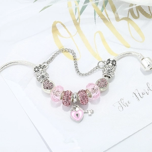 Rosa Herz-Charm-Armband mit silberner Schlangenkette und Schlüsselschloss-Anhänger
