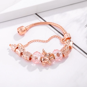 Bracelet à breloques renne en or rose avec perles en cristal rose sur chaîne serpent