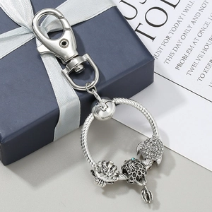 Porte-clés marin argenté avec pendentifs crabe, poulpe et poisson sur anneau serpent