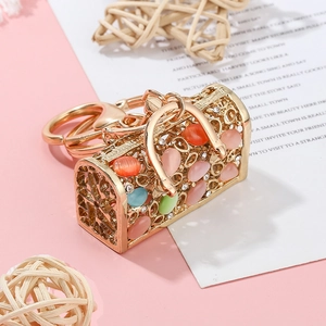Porte-clés de sac à main exquis en métal doré évidé avec strass colorés et fermoir