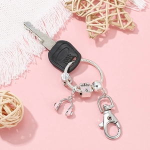 DIY Reise-Schlüsselanhänger mit rosa Popcorn- und Kopfhörer-Anhängern am Schlangenring