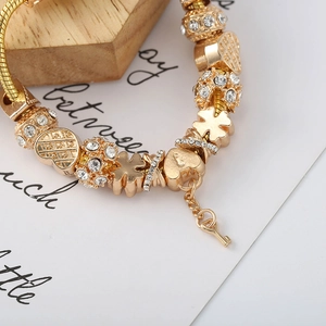 Goldenes Schlangenarmband mit Herzanhängern und Kristallklee für Damen Accessoires