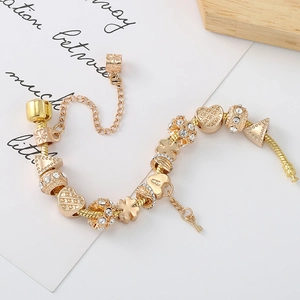 Goldenes Herz-Charm-Armband mit Kristallperlen und einem filigranen Schlüsselanhänger