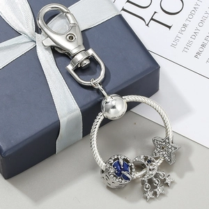 Portachiavi argento fai-da-te con sfera smaltata blu e ciondoli luna in cristallo