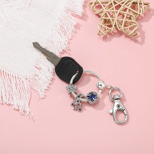 Portachiavi con perline stella e luna e catena a serpente per accessori auto argento