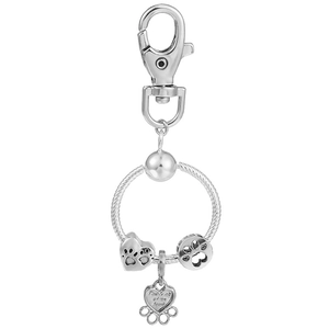 Détail du pendentif en cœur argenté et des perles à pattes sur le porte-clés chaîne