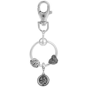 Vue macro détaillée du pendentif arbre de vie et des perles sur un porte-clés argenté