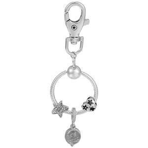 Détails macro des pendentifs étoile argentés et du fermoir mousqueton sur le porte-clés
