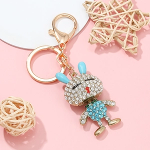 Détail d'un porte-clés lapin doré orné de strass bleus et d'oreilles en émail rose