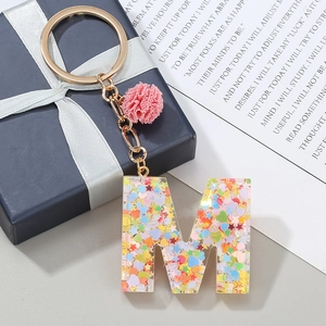 Porte-clés Lettre Alphabet Personnalisé en Résine Paillettes Étoile Cœur avec Pompon Rose Anneau Doré Cadeau pour Femme