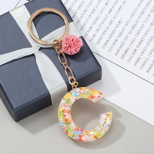 Porte-clés lettre C en résine avec paillettes étoilées et pompon rose décoratif