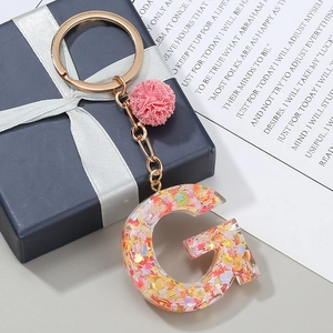 Porte-clés lettre G en résine pailletée avec pompon rose et anneau doré