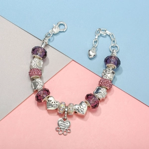 Paarse kralenarmband met hartvormige hangers en pootafdruk bedeltjes aan zilveren ketting
