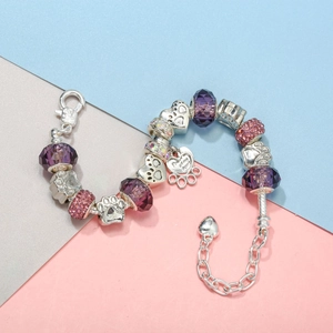 Paarse kristallen kralenarmband met pootafdrukken en Best Friend Forever hanger