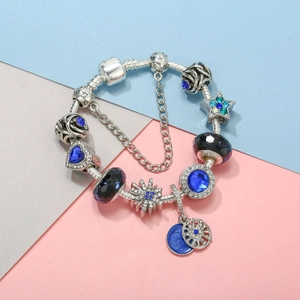 Bracciale a perle in argento con ciondoli blu stellati e pendenti celesti