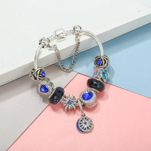 Bracciale con ciondoli blu a stella e luna su catena a serpente in metallo argento