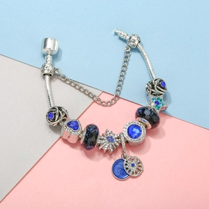 Bracciale a catena serpente con perline di vetro blu e ciondoli a forma di fiocco