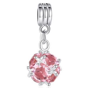 Detaillierte Ansicht eines DIY-Charms mit einem großen rosa Edelstein in Silberfassung