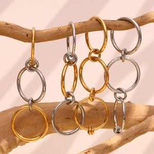 Makroaufnahme von 18K Gold und Silber Schichtringen an einem Ast im Sonnenlicht