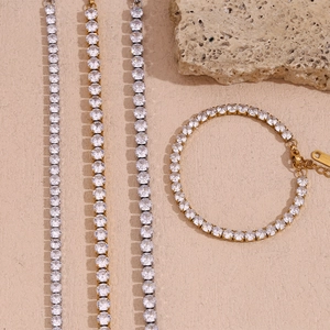 Dettaglio di bracciali tennis in oro 18K e argento con zirconi cubici micro-pavé